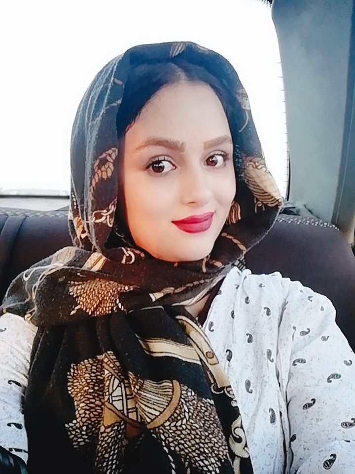 تصویری از نادیا روندی، بازیگر سینما و تلویزیون در حال بازیگری سر صحنه یکی از آثارش