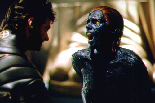 Rebecca Romijn در صحنه فیلم سینمایی مردان ایکس به همراه هیو جکمن