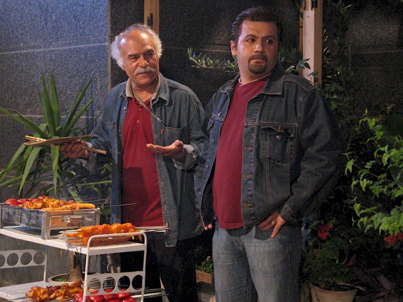 حشمت آرمیده در صحنه سریال تلویزیونی آدمخوار به همراه شهرام عبدلی