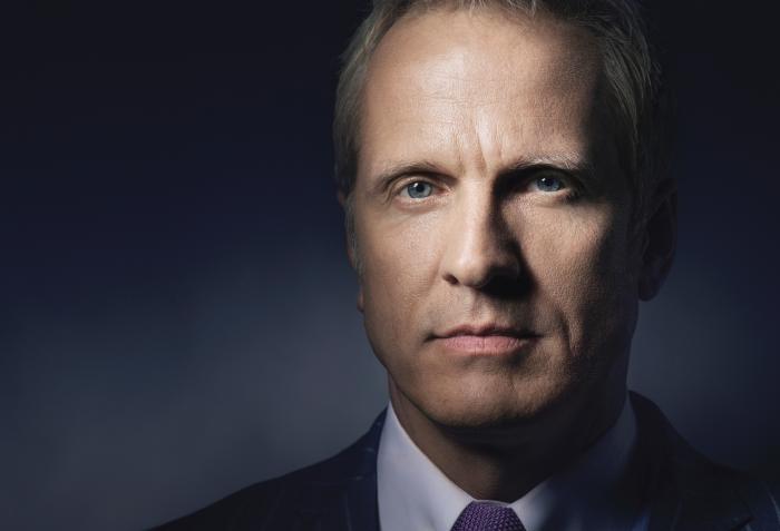 Patrick Fabian در صحنه سریال تلویزیونی بهتره با سال تماس بگیری