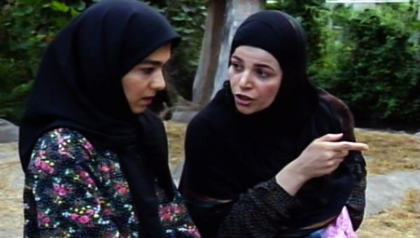 پوپک گلدره در صحنه سریال تلویزیونی دنیای شیرین دریا به همراه عطیه غبیشاوی