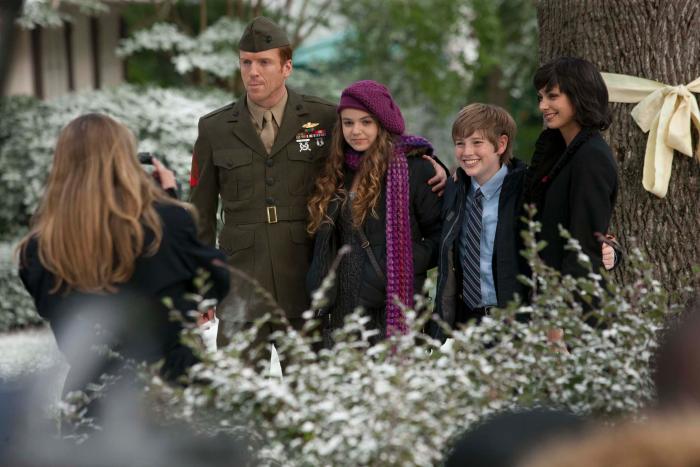 Morgan Saylor در صحنه سریال تلویزیونی سرزمین مادری به همراه Jackson Pace، Damian Lewis و مورینا بکرین