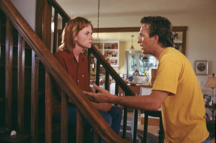 Amy Madigan در صحنه فیلم سینمایی مزرعه رویاها به همراه کوین کاستنر