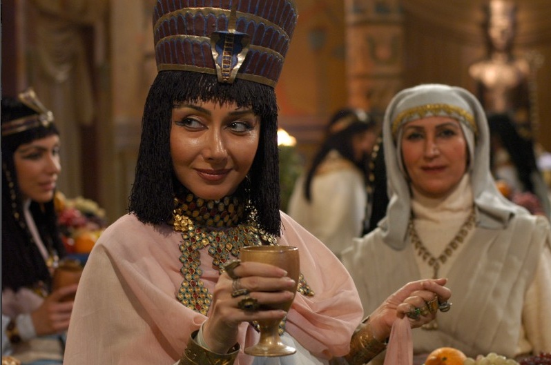 مهوش صبرکن در صحنه سریال تلویزیونی یوسف پیامبر به همراه کتایون ریاحی