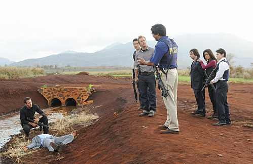 برانسون پینچوت در صحنه سریال تلویزیونی Hawaii Five-0 به همراه Scott Caan، Jason Scott Lee، Jon Seda، Alex O'Loughlin، Grace Park و Daniel Dae Kim