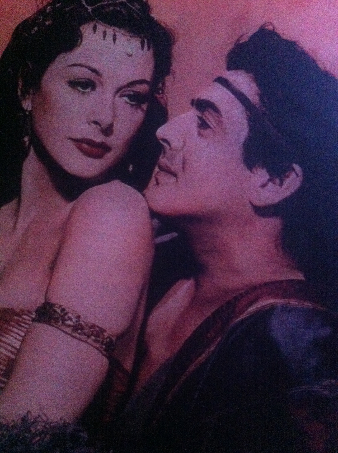 Hedy Lamarr در صحنه فیلم سینمایی Samson and Delilah به همراه Victor Mature