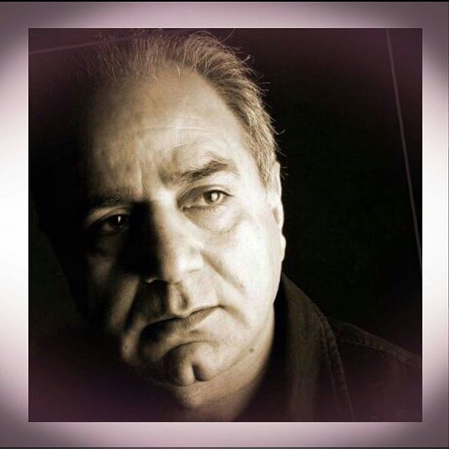 تصویری از پرویز پرستویی، بازیگر و تهیه کننده سینما و تلویزیون در حال بازیگری سر صحنه یکی از آثارش