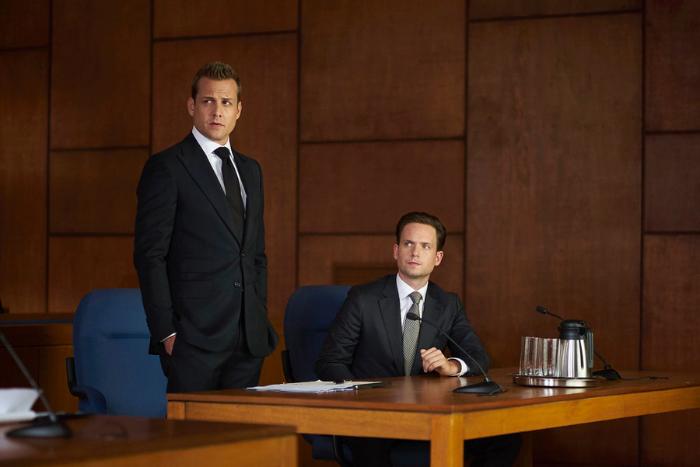 Patrick J. Adams در صحنه سریال تلویزیونی کت پوشها به همراه Gabriel Macht