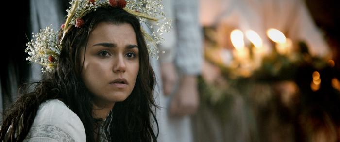 Samantha Barks در صحنه فیلم سینمایی Bitter Harvest