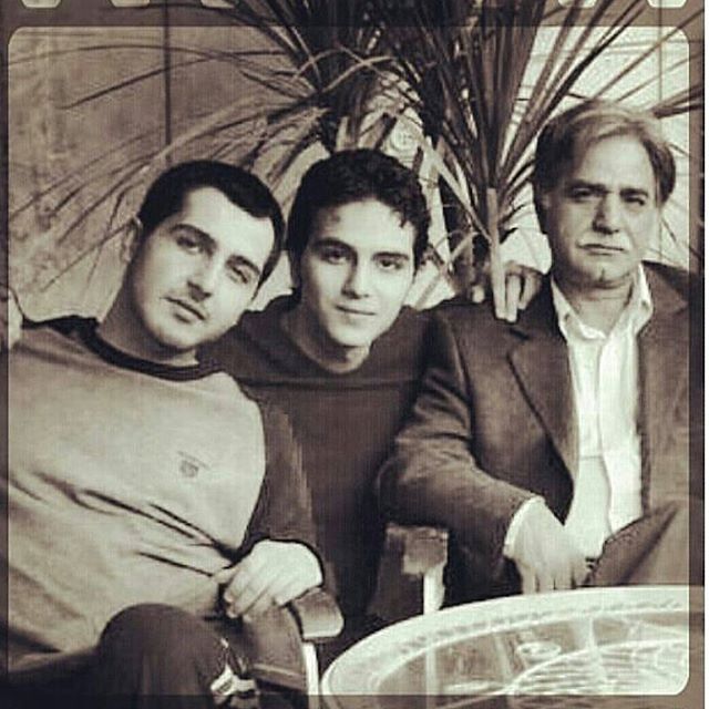 تصویری از پرویز پرستویی، بازیگر و تهیه کننده سینما و تلویزیون در حال بازیگری سر صحنه یکی از آثارش