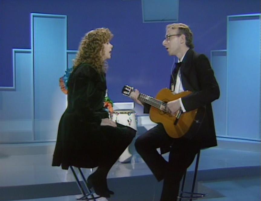 Kirsty MacColl در صحنه سریال تلویزیونی French and Saunders به همراه Simon Brint