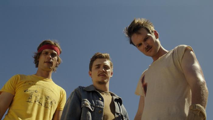 Kyle Gallner در صحنه فیلم سینمایی Band of Robbers به همراه Matthew Gray Gubler و Adam Nee