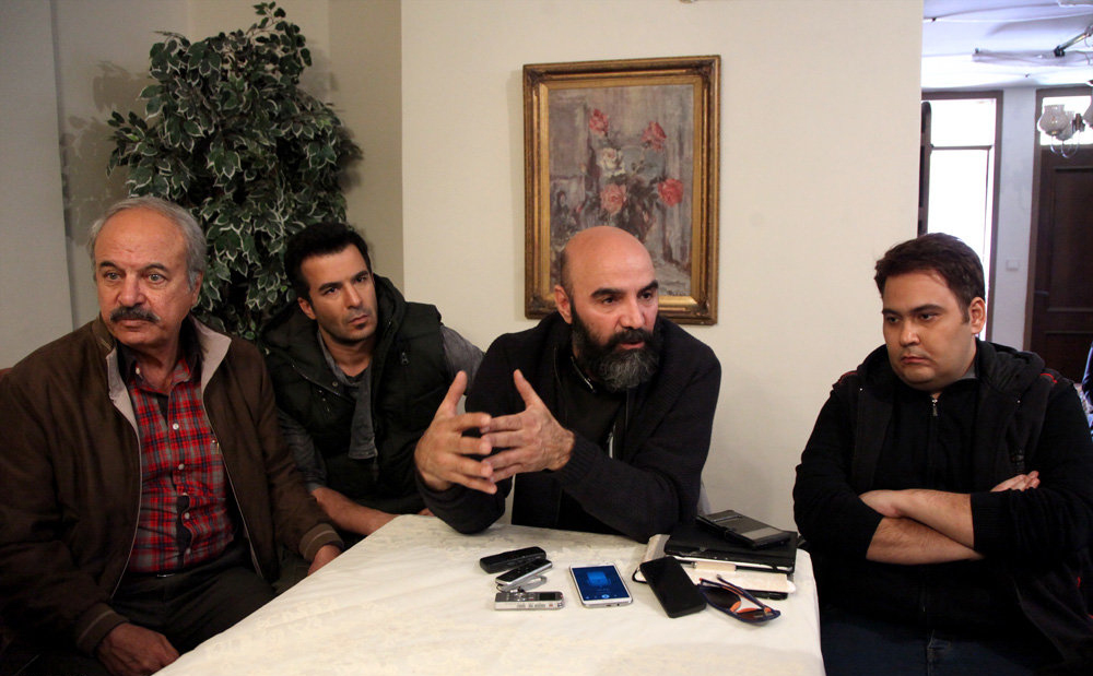 یوسف تیموری در پشت صحنه سریال تلویزیونی پنچری به همراه رضا داوودنژاد و غلامرضا نیکخواه