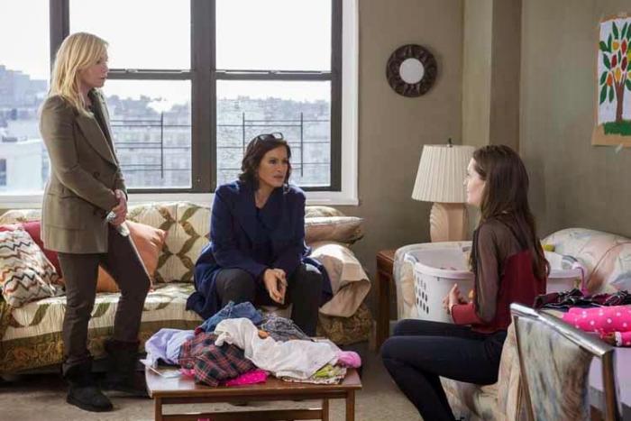 Meghann Fahy در صحنه سریال تلویزیونی قانون و نظم: واحد قربانیان ویژه به همراه Kelli Giddish و ماریسکا هارگیتای