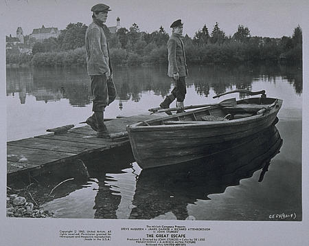 John Leyton در صحنه فیلم سینمایی فرار بزرگ به همراه Charles Bronson