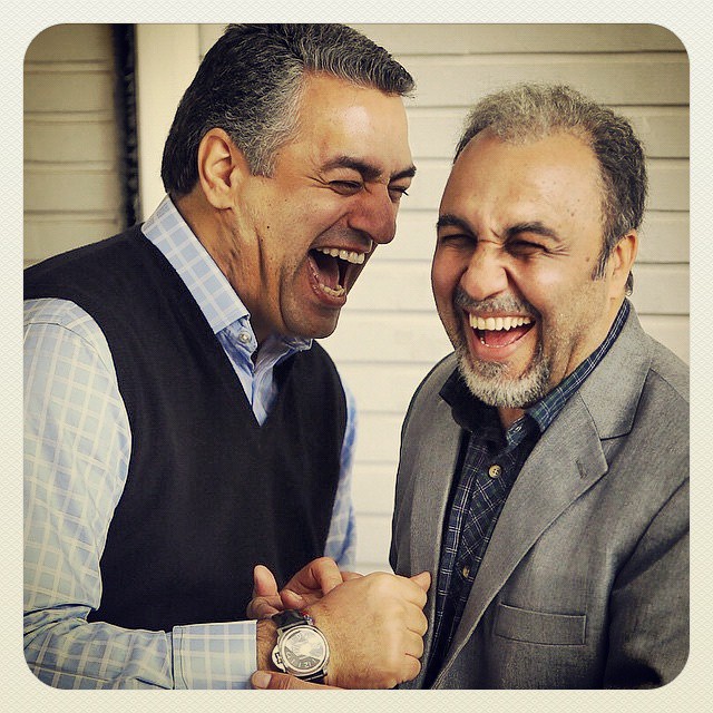 تصویری از رضا عطاران، بازیگر و نویسنده سینما و تلویزیون در حال بازیگری سر صحنه یکی از آثارش