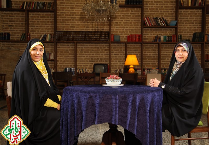 تصویری از فاطمه محمدی، مجری سینما و تلویزیون در حال بازیگری سر صحنه یکی از آثارش