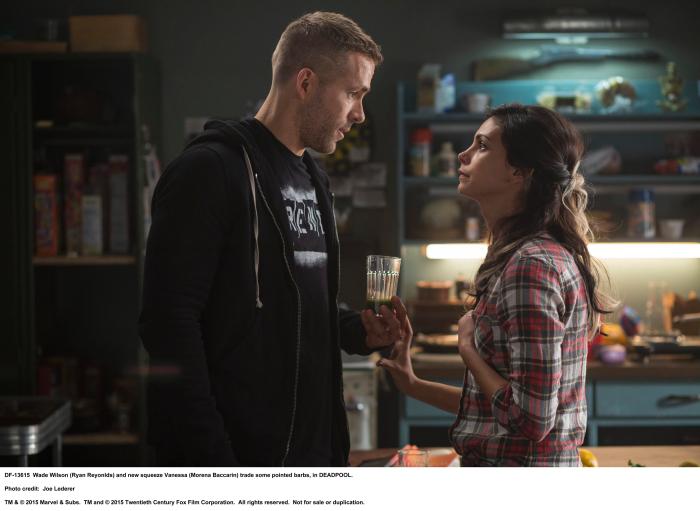 مورینا بکرین در صحنه فیلم سینمایی ددپول به همراه رایان رینولد