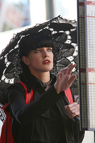 Pauley Perrette در صحنه سریال تلویزیونی ان سی آی اس: سرویس تحقیقات جنایی نیروی دریایی