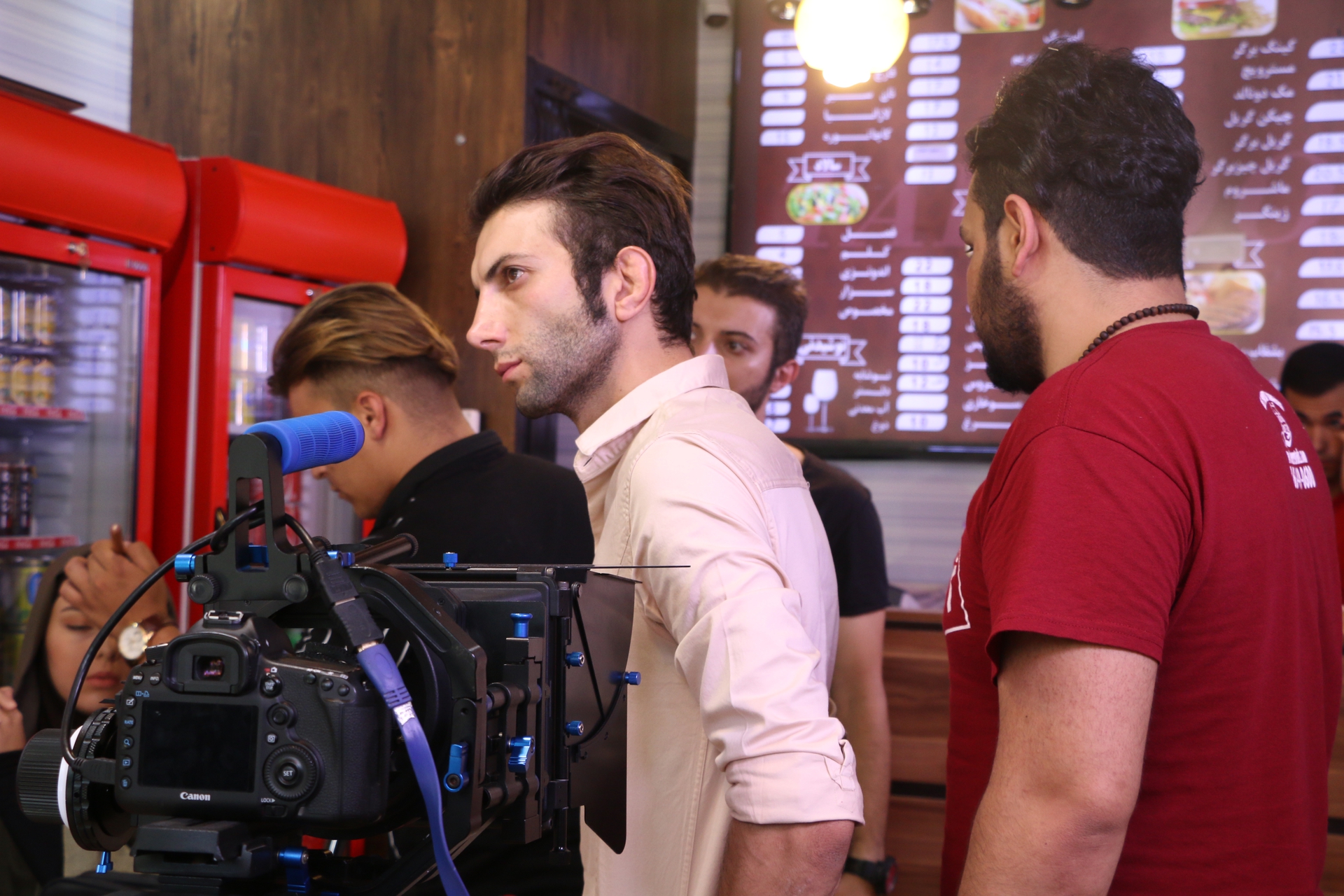 تصویری از نوید اسماعیلی، کارگردان و بازیگر سینما و تلویزیون در حال بازیگری سر صحنه یکی از آثارش
