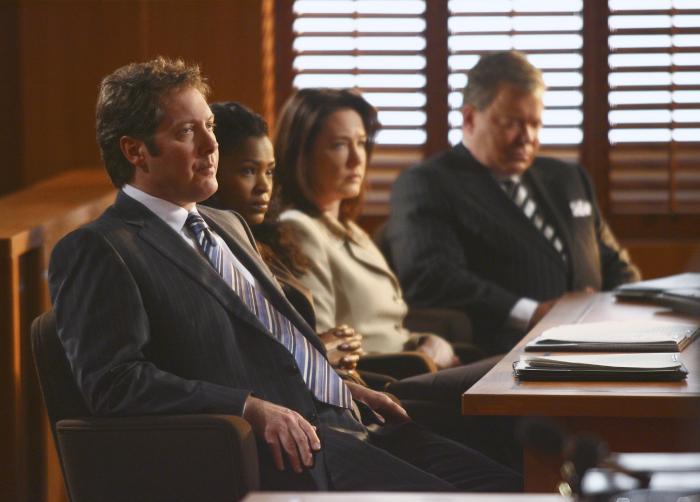 نیا لانگ در صحنه سریال تلویزیونی قانون بوستون به همراه William Shatner، Ann Cusack و جیمز اسپیدر