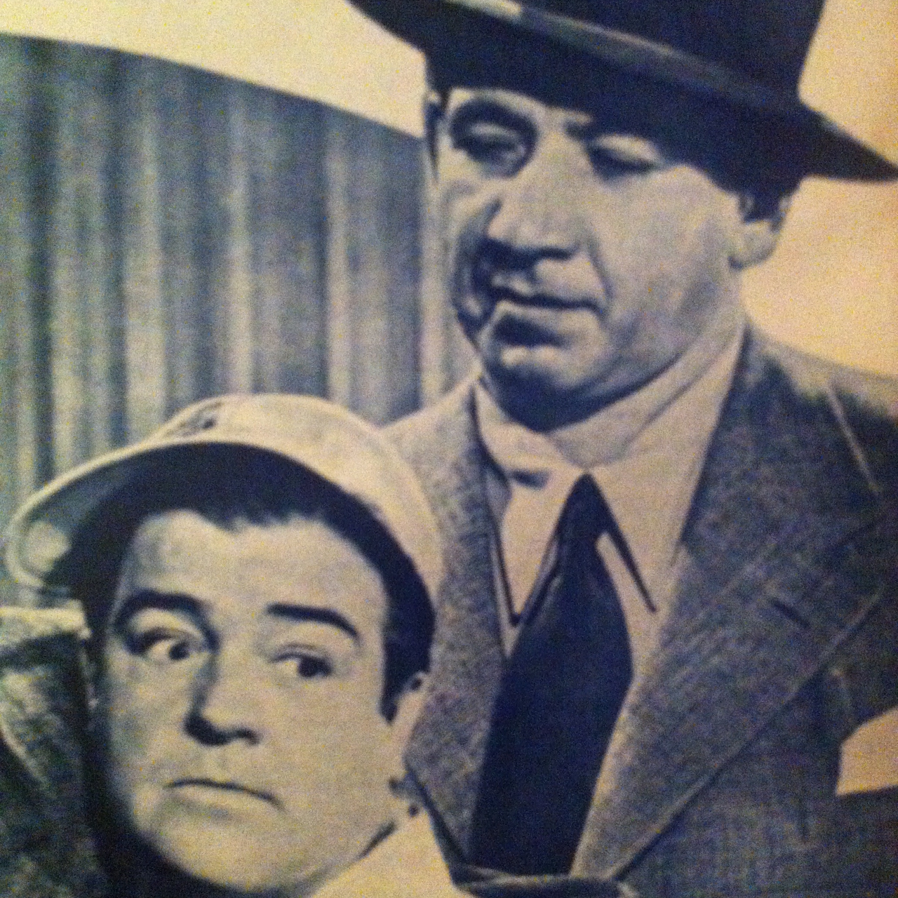 Lou Costello در صحنه فیلم سینمایی The Noose Hangs High به همراه Mike Mazurki