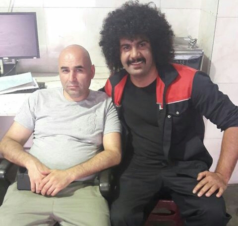 تصویری از سجاد پاکزاد، بازیگر و دستیار صحنه سینما و تلویزیون در حال بازیگری سر صحنه یکی از آثارش