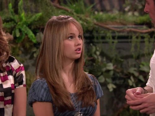 Debby Ryan در صحنه سریال تلویزیونی The Suite Life on Deck