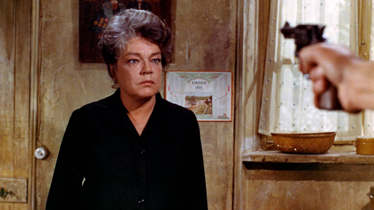 Simone Signoret در صحنه فیلم سینمایی La veuve Couderc