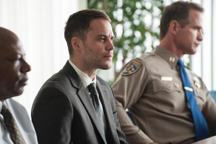 Taylor Kitsch در صحنه سریال تلویزیونی کاراگاه حقیقی