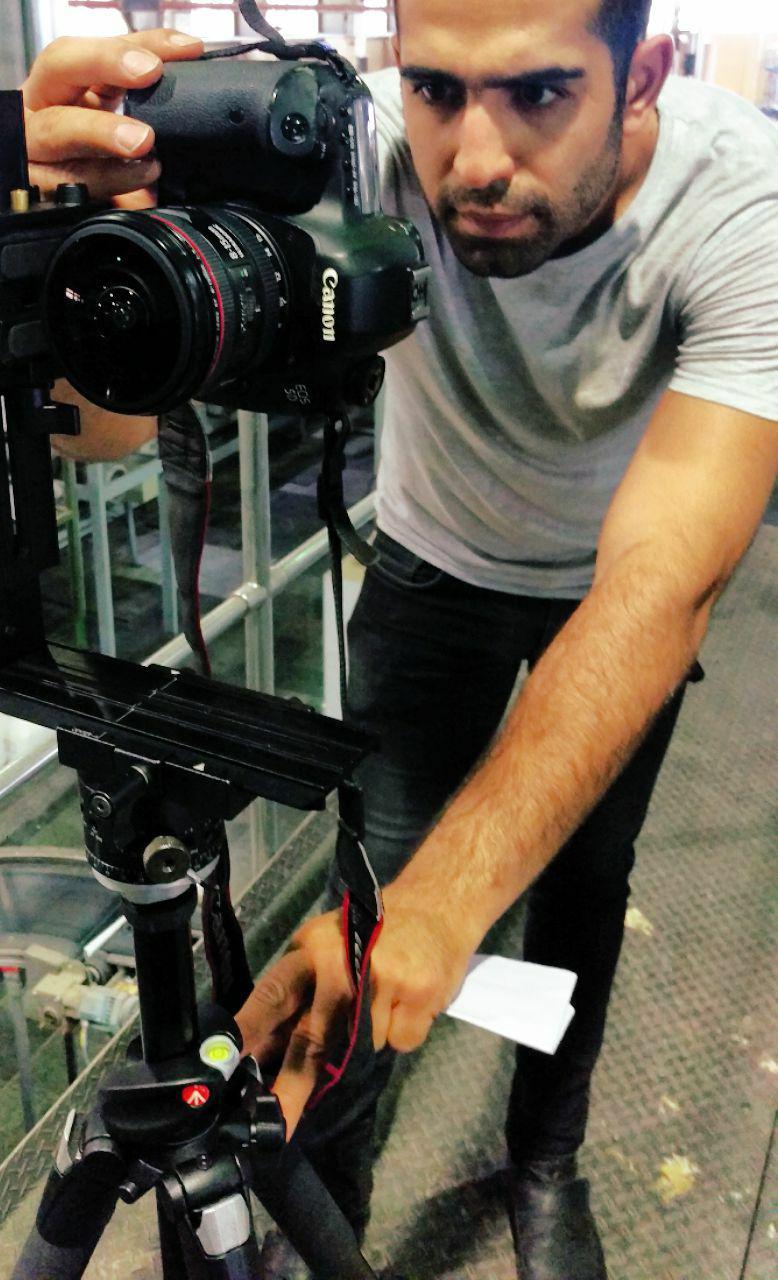 تصویری از سید حمید اسماعیلی سینما و تلویزیون در حال بازیگری سر صحنه یکی از آثارش