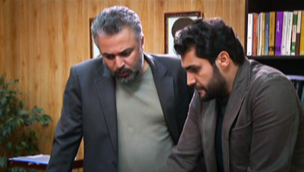 حسن جوهرچی در صحنه سریال تلویزیونی مثل شیشه به همراه امیرمحمد زند