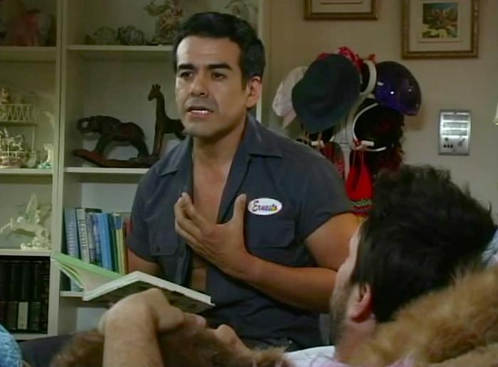 Jose Yenque در صحنه سریال تلویزیونی فیلادلفیا همیشه آفتابی است به همراه Charlie Day
