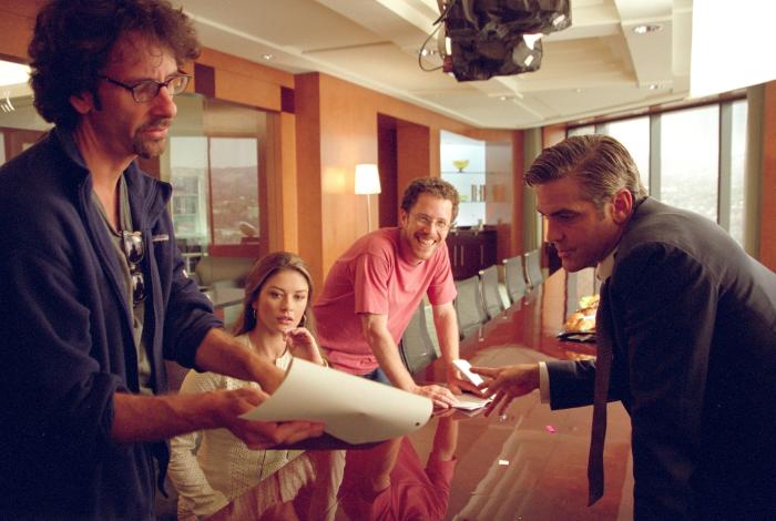 Catherine Zeta-Jones در صحنه فیلم سینمایی سنگدلی تحمل ناپذیر به همراه جرج کلونی، اتان کوئن و جوئل کوئن