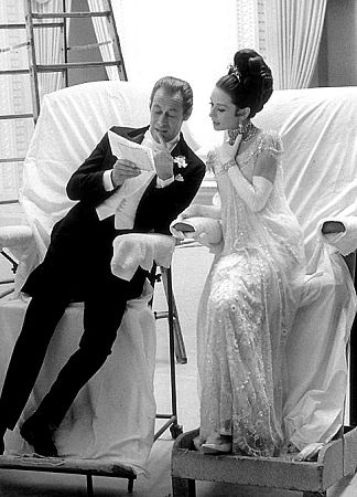 Rex Harrison در صحنه فیلم سینمایی بانوی زیبای من به همراه آدری هپبورن