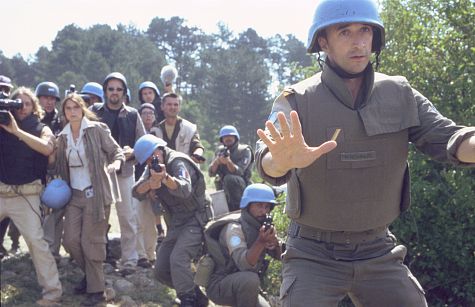 Georges Siatidis در صحنه فیلم سینمایی سرزمین هیچکس به همراه کاترین کارتلیج