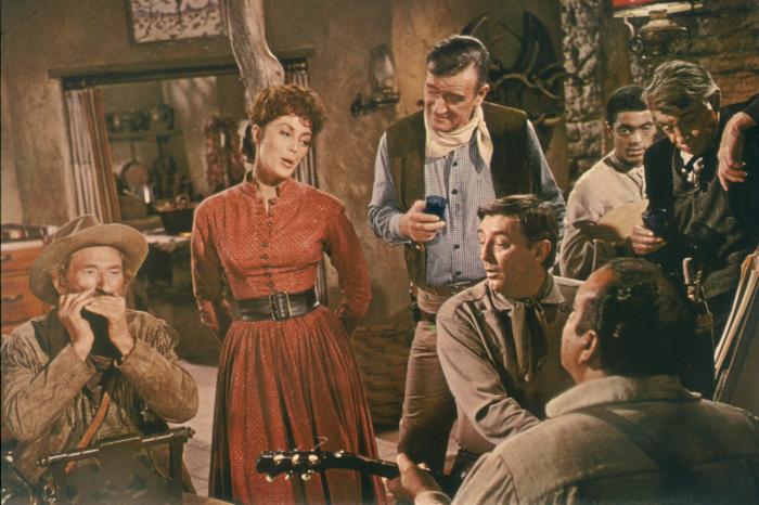 Charlene Holt در صحنه فیلم سینمایی El Dorado به همراه Arthur Hunnicutt، John Wayne و رابرت میچام