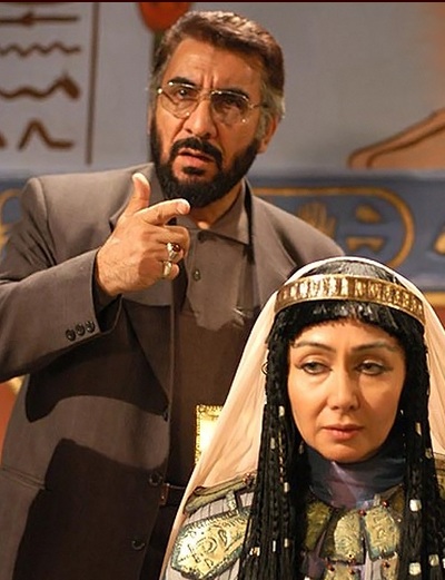 فرج‌الله سلحشور در پشت صحنه سریال تلویزیونی یوسف پیامبر به همراه کتایون ریاحی