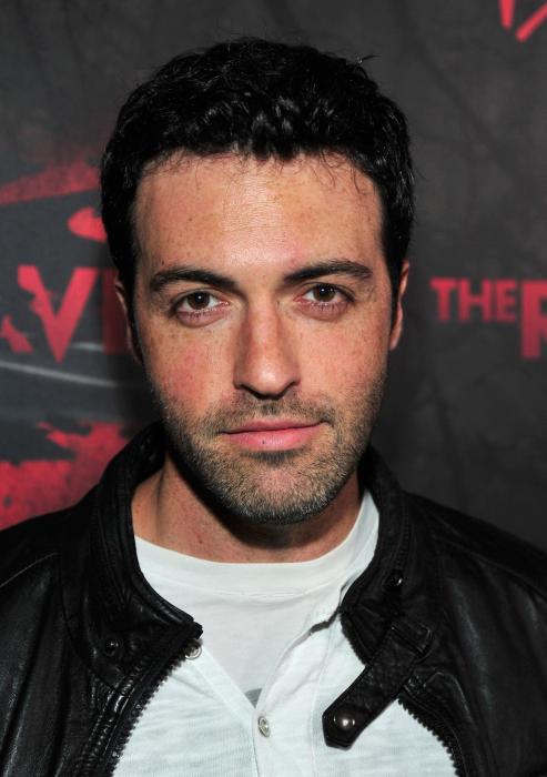 Reid Scott در صحنه فیلم سینمایی کلاغ