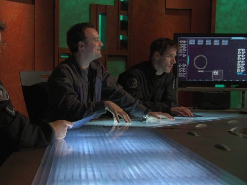 David Hewlett در صحنه سریال تلویزیونی دروازه ستارگان اس جی-۱ به همراه Ben Browder