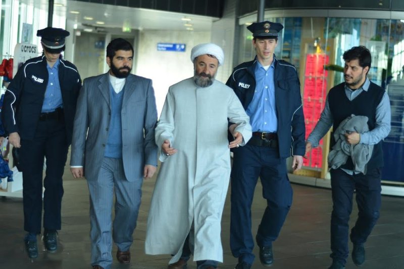 جواد عزتی در صحنه فیلم سینمایی پارادایس به همراه مهران رجبی