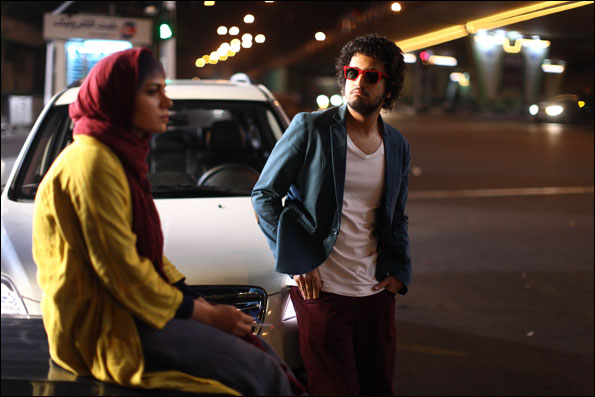 مهرداد صدیقیان در صحنه فیلم سینمایی مادر قلب اتمی به همراه پگاه آهنگرانی