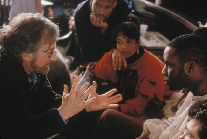 دبی آلن در صحنه فیلم سینمایی آمیستاد به همراه استیون اسپیلبرگ و Razaaq Adoti