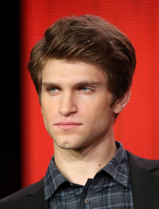 Keegan Allen در صحنه سریال تلویزیونی دروغ گوهای کوچک زیبا