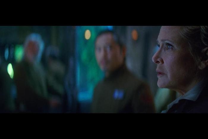 Ken Leung در صحنه فیلم سینمایی جنگ ستارگان: بیداری نیرو به همراه کری فیشر