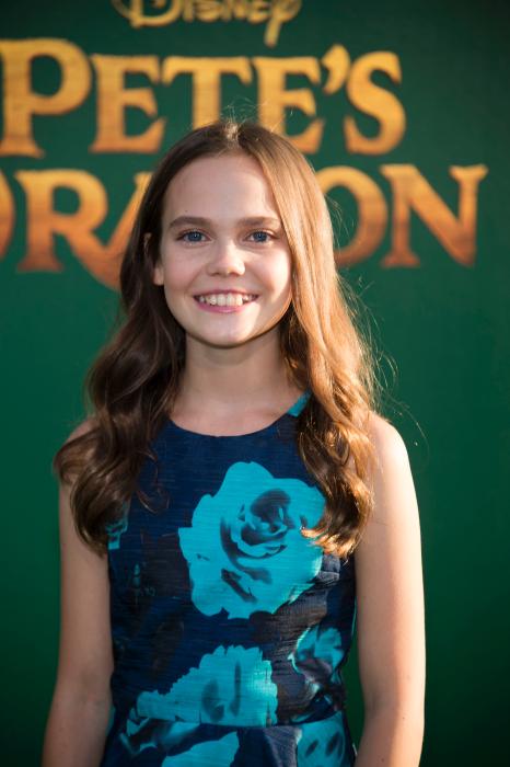 Oona Laurence در صحنه فیلم سینمایی اژدهای پیت