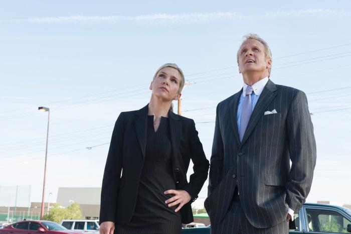 Rhea Seehorn در صحنه سریال تلویزیونی بهتره با سال تماس بگیری به همراه Patrick Fabian