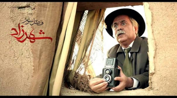 تصویری از سیدمحسن نقیبیان، بازیگر سینما و تلویزیون در حال بازیگری سر صحنه یکی از آثارش