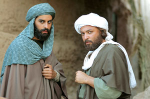 علیرام نورایی در صحنه سریال تلویزیونی جابر بن حیان به همراه حسن جوهرچی