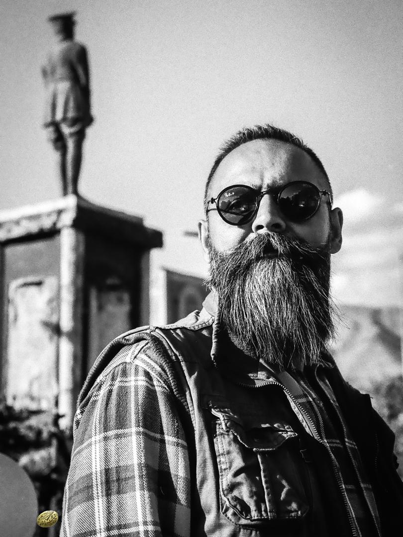 تصویری از مهدی حاجی یوسف، دستیار صداگذار و تدوینگر سینما و تلویزیون در پشت صحنه یکی از آثارش